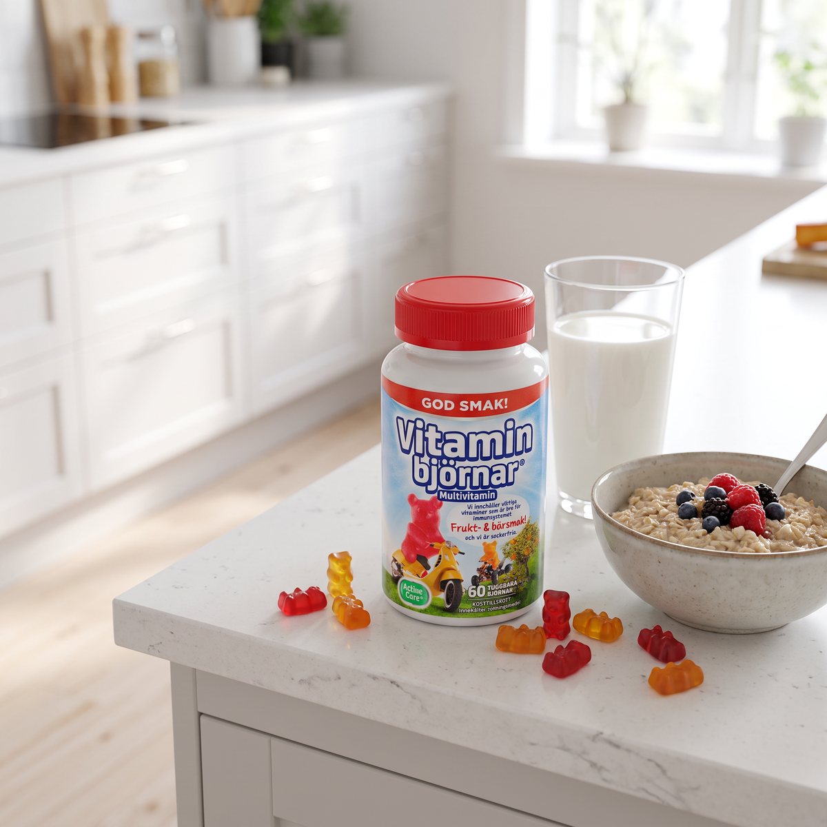 Burk med Active Care Vitaminbjörnar på en köksö i ett ljust svenskt kök med frukost
