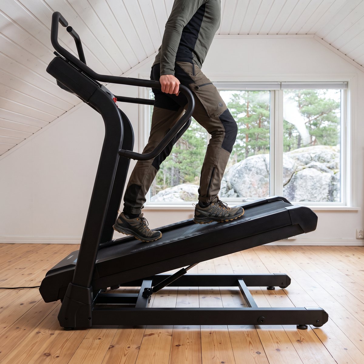 FitNord Mountains 500 i brant uppförslutning med gående i vandringsbyxor på ett svenskt vindsrum med granithällar och tallar utanför
