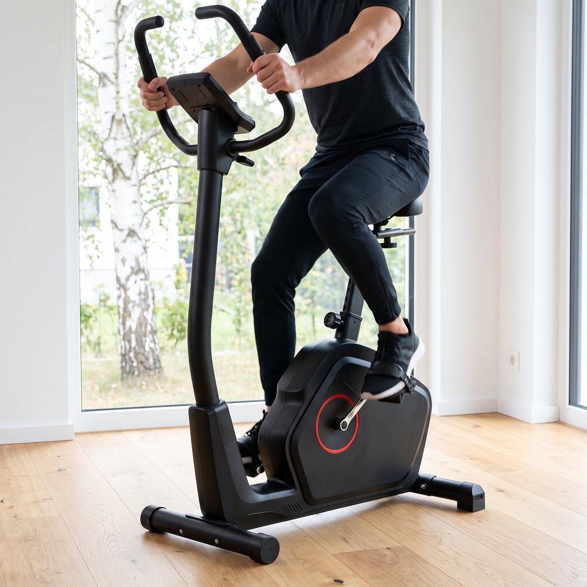 Hammer Cardio XT6 BT ergometercykel i ett ljust svenskt vardagsrum med ljust ekparkettgolv och björk utanför fönstret