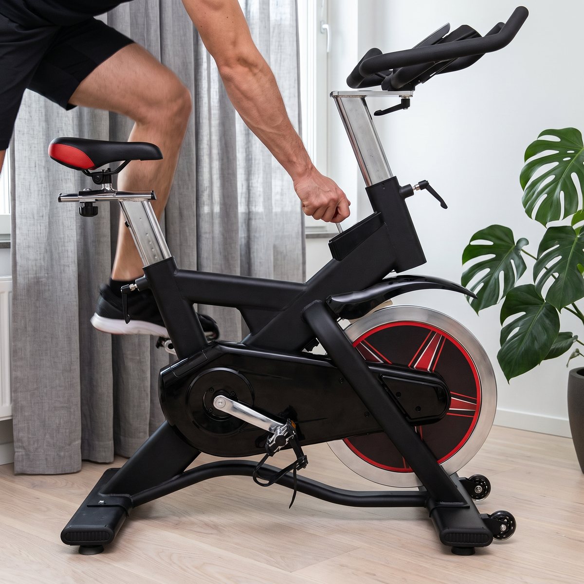Toorx SRX-80EVO spinningcykel i en svensk lägenhet med vita väggar och ljus askparkett