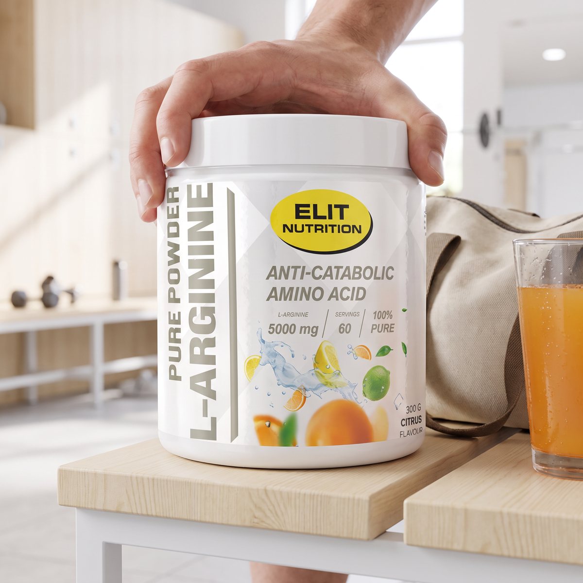 Vit burk med argininpulver med citrussmak på en bänk i ett svenskt gym bredvid en gymväska och ett glas apelsindryck