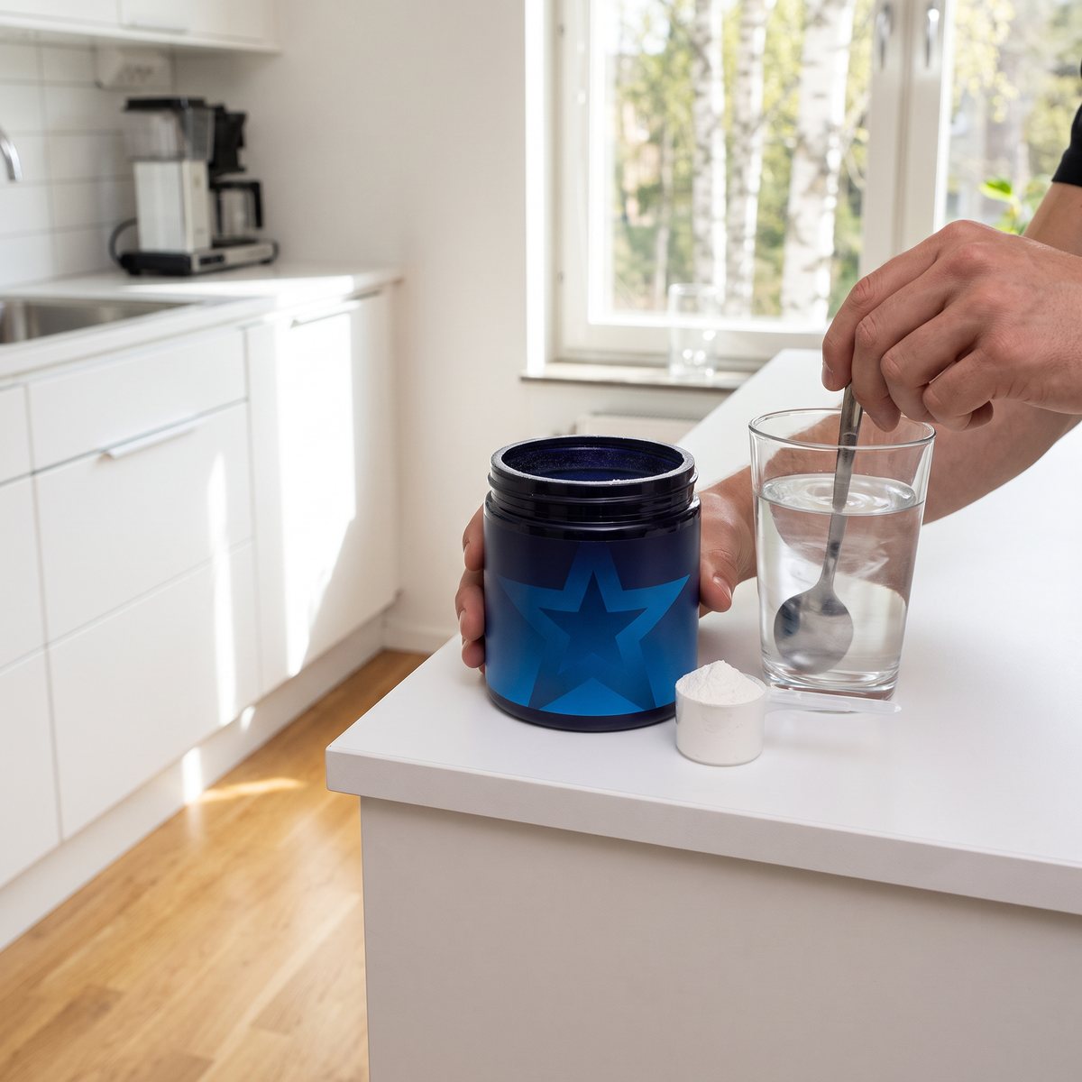 Blå burk med L-arginin-pulver på en vit köksbänk i ett svenskt kök, med en mätsked pulver och ett glas vatten som rörs om