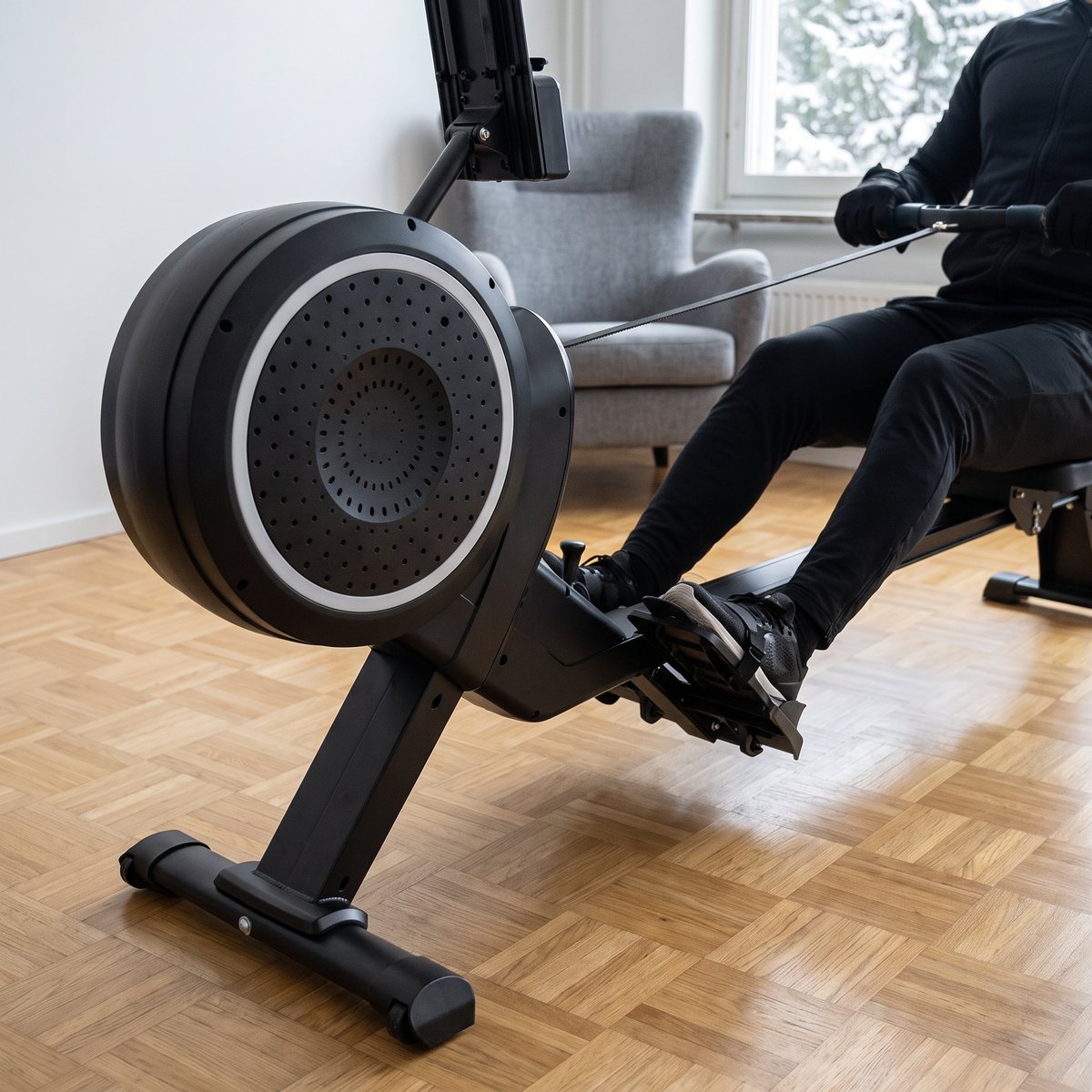 FitNord Oceans 300 med stor rund fläktkåpa och surfplattehållare används i ett vardagsrum med parkettgolv och grå fåtölj