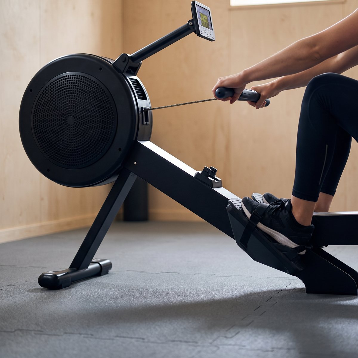 Master Fitness R6040 Black med rund fläktkåpa och färgskärm används i ett träningsrum med träpanel och gummigolv