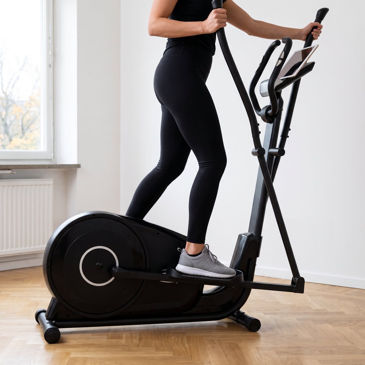 Abilica Journey BT crosstrainer i ett ljust svenskt rum med parkettgolv och surfplatta i konsolhållaren