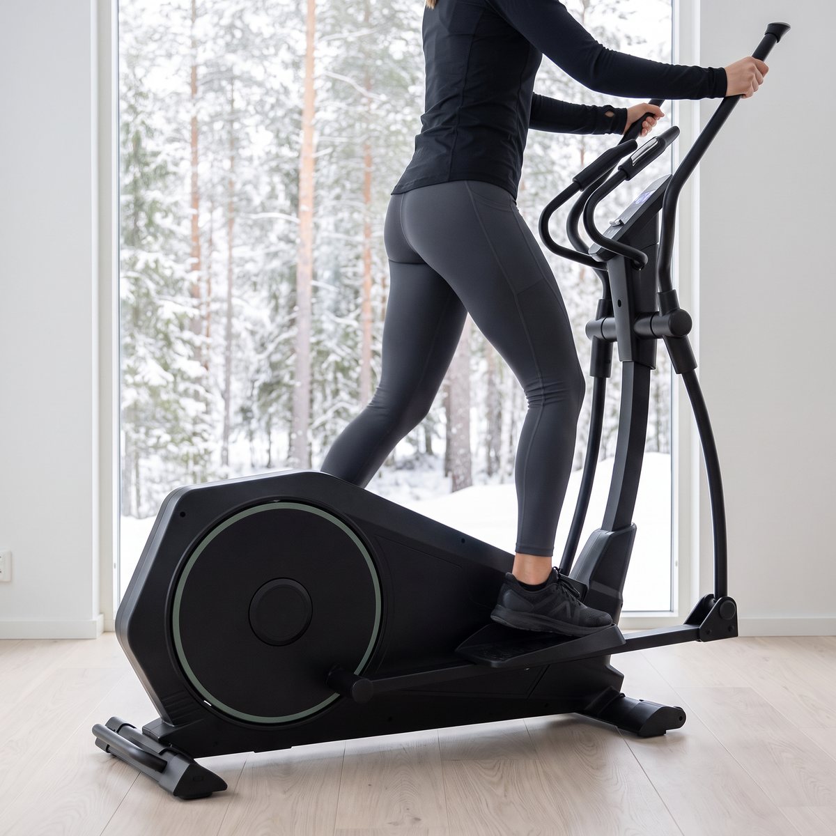 Titan LIFE C56 crosstrainer i en svensk modern bostad med vinterskog utanför fönstret