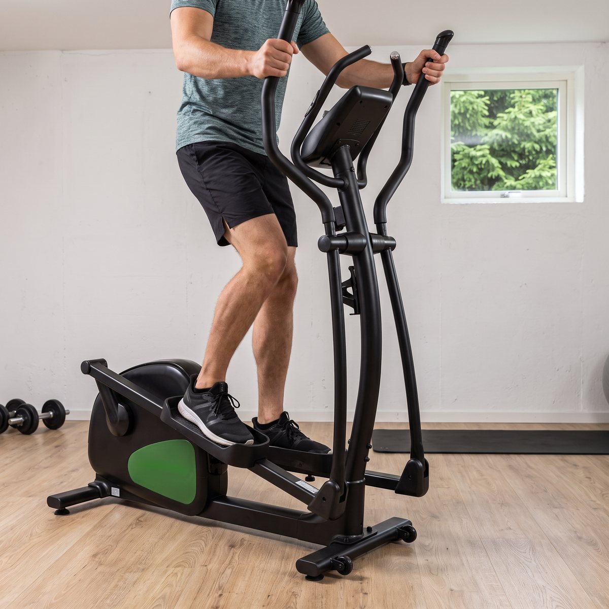 Tunturi C20-R Competence crosstrainer i ett svenskt källargym med vita väggar och trägolv