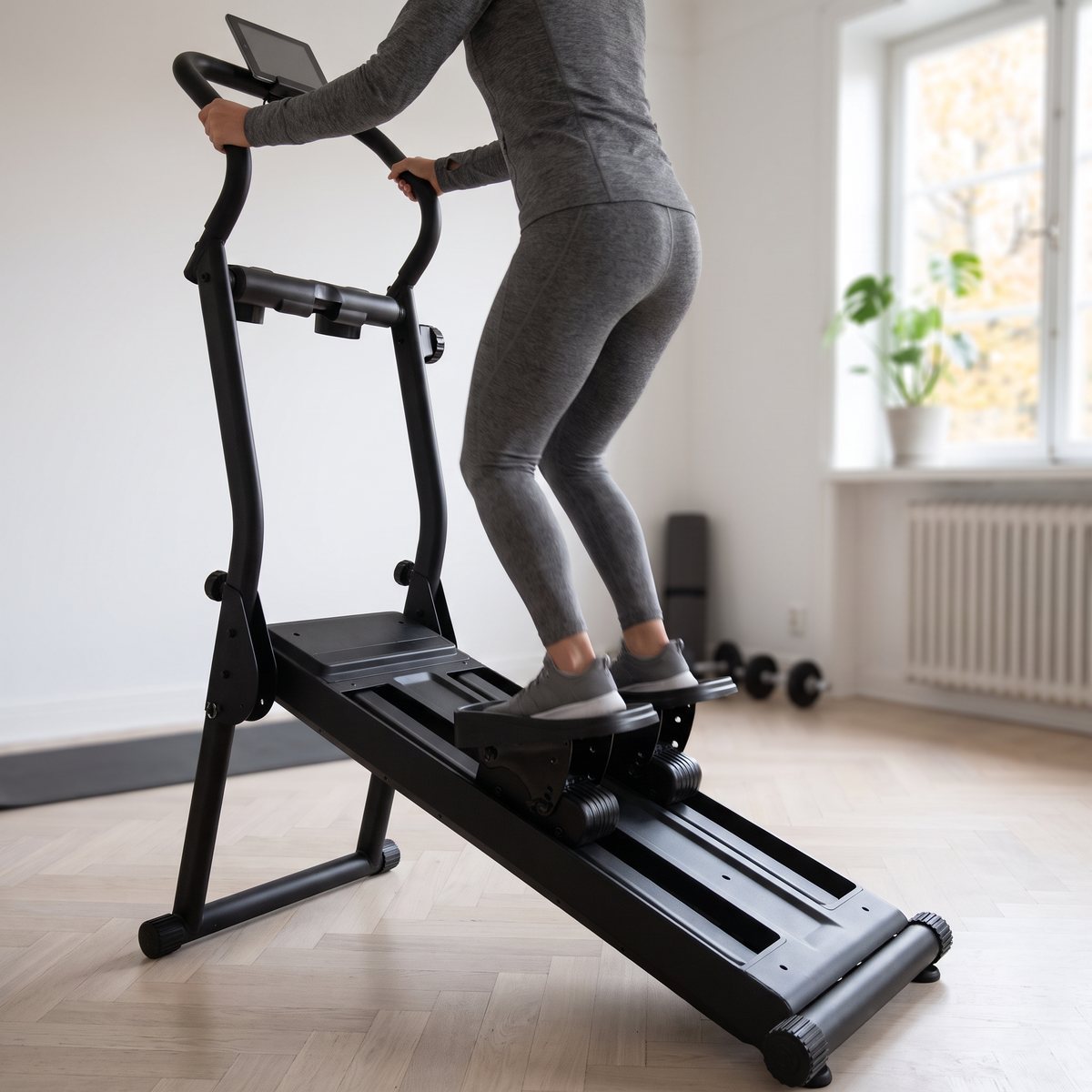 Master Fitness Nero Climber CL620 används av en person i ett ljust svenskt hemmagym med parkettgolv