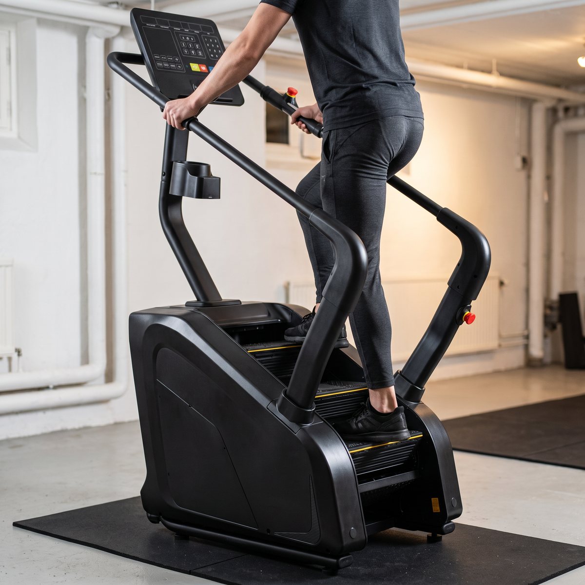 FitNord Stepchase 500 används av en person i ett svenskt källargym med gummimatta