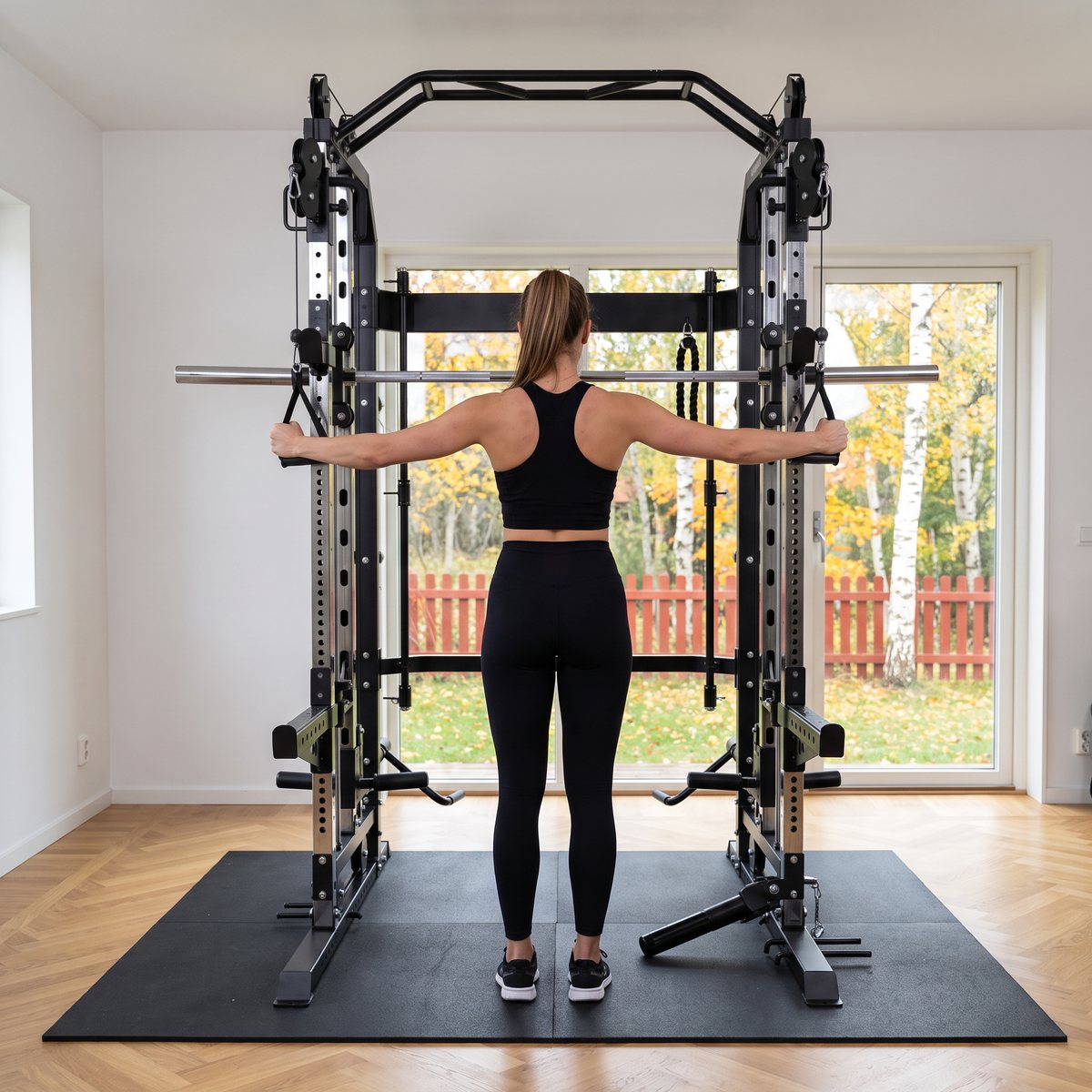 Hammer Sport Autark Smith Machine Multi vid kabelflyes i ett ljust rum i en svensk villa med höstträdgård utanför