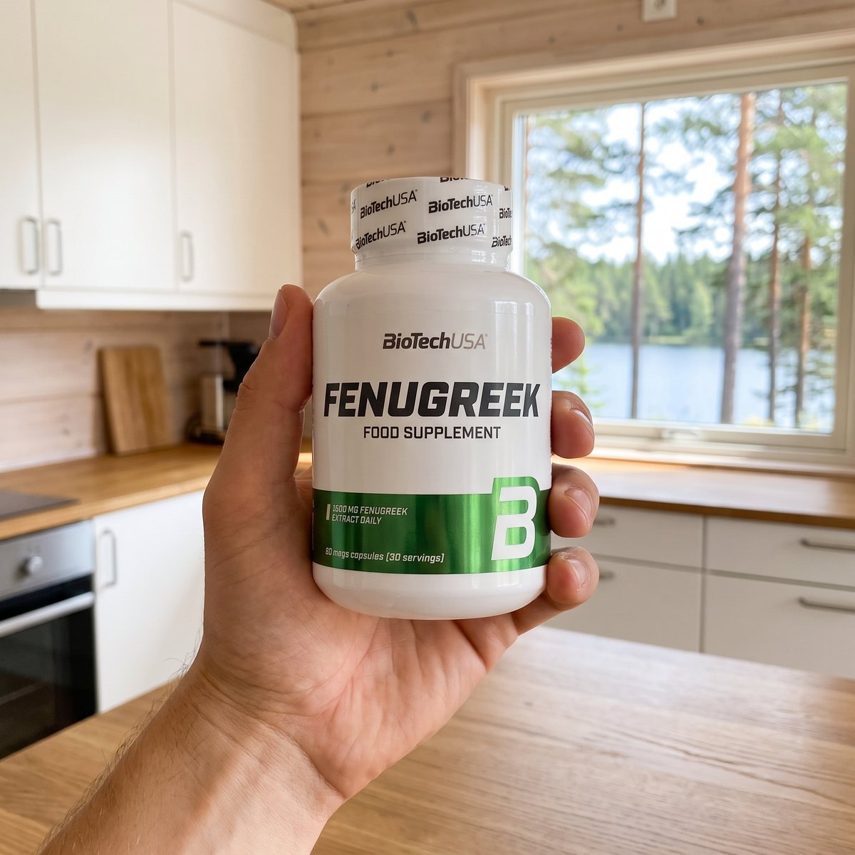 BioTech USA Fenugreek-burk hålls i handen i ett svenskt kök med sjö och tallar utanför fönstret