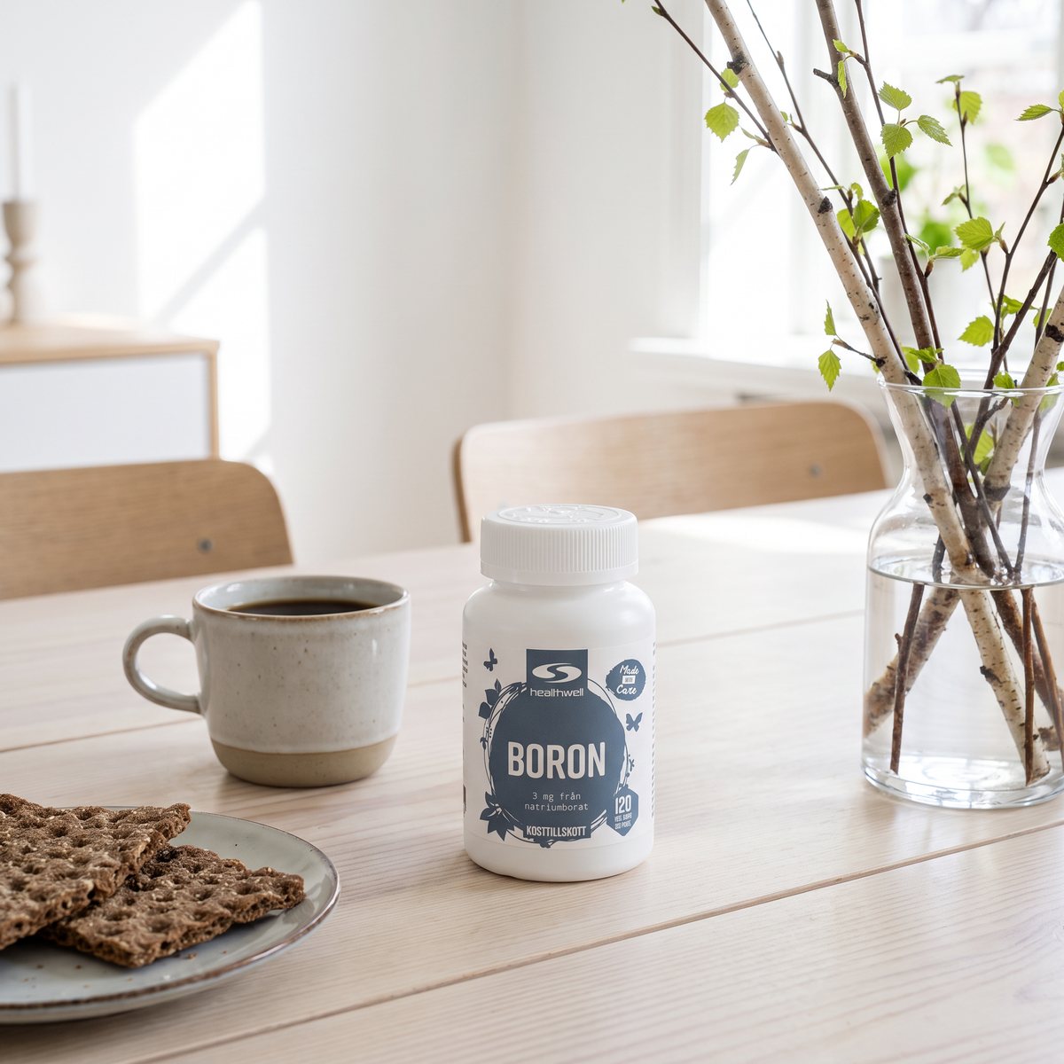 Healthwell Boron på ett svenskt frukostbord med kaffe, knäckebröd och björkgrenar