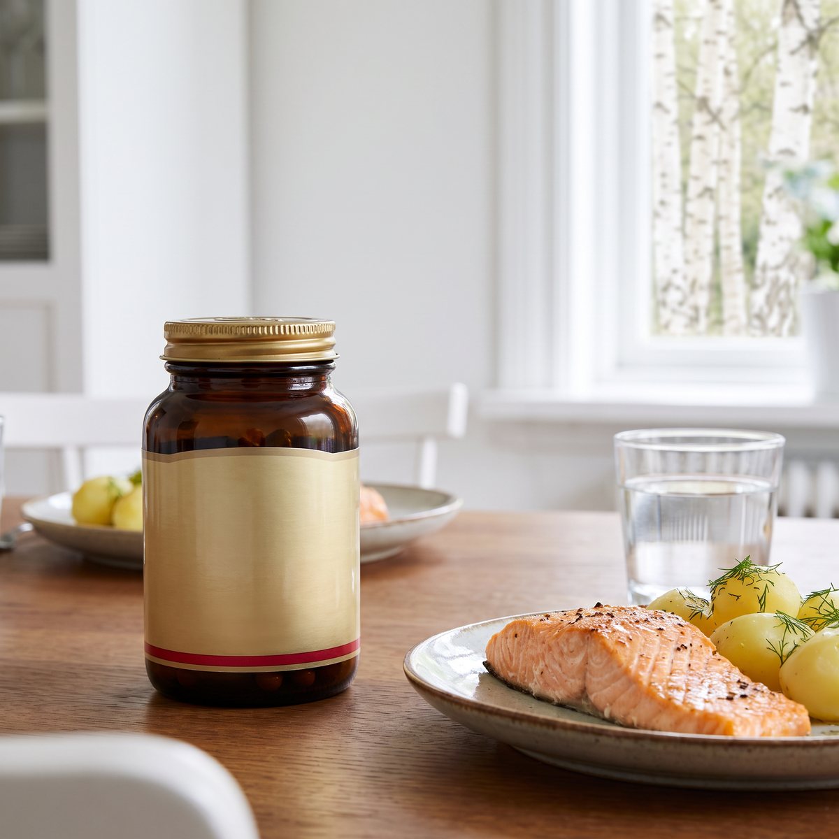 Solgar Bromelain 300 mg på ett middagsbord i ett svenskt hem bredvid lax och kokt potatis