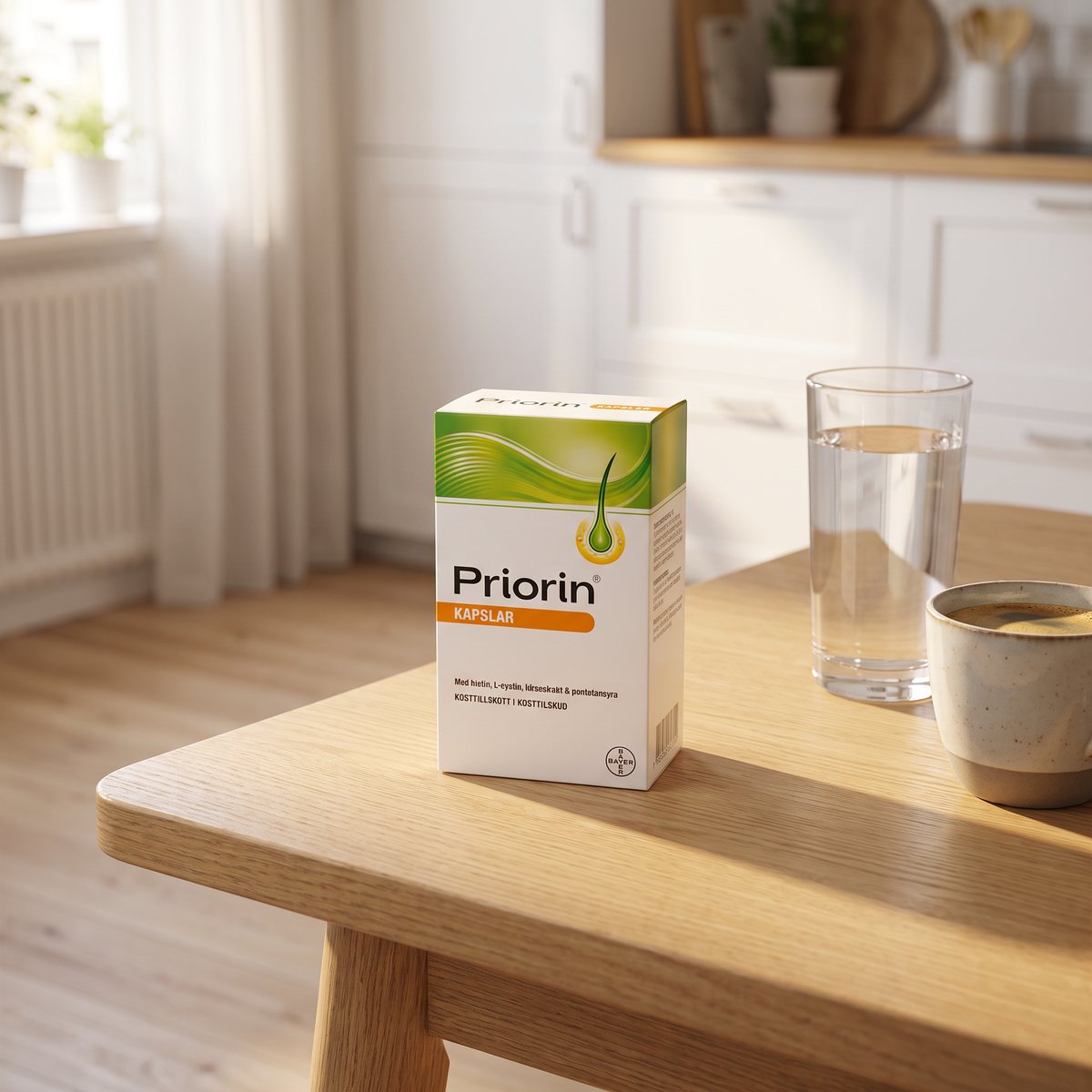 Kartong med Priorin hårkapslar på ett frukostbord i ett svenskt kök