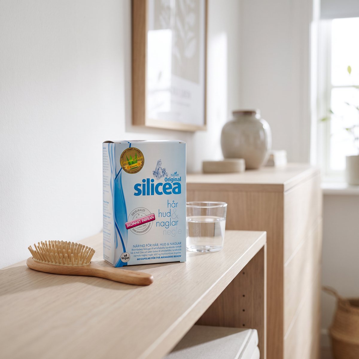 Kartong med Original Silicea på en ljus hylla i ett svenskt hem