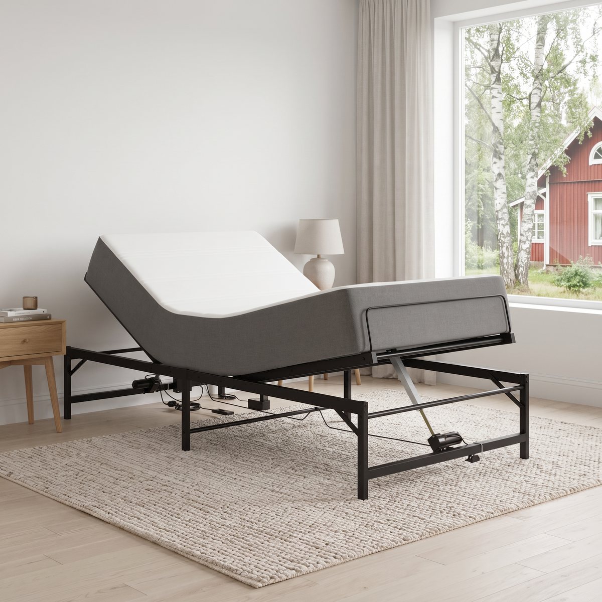 Elektrisk justerbar säng med svart ram och höjd huvudända i ett svenskt sovrum