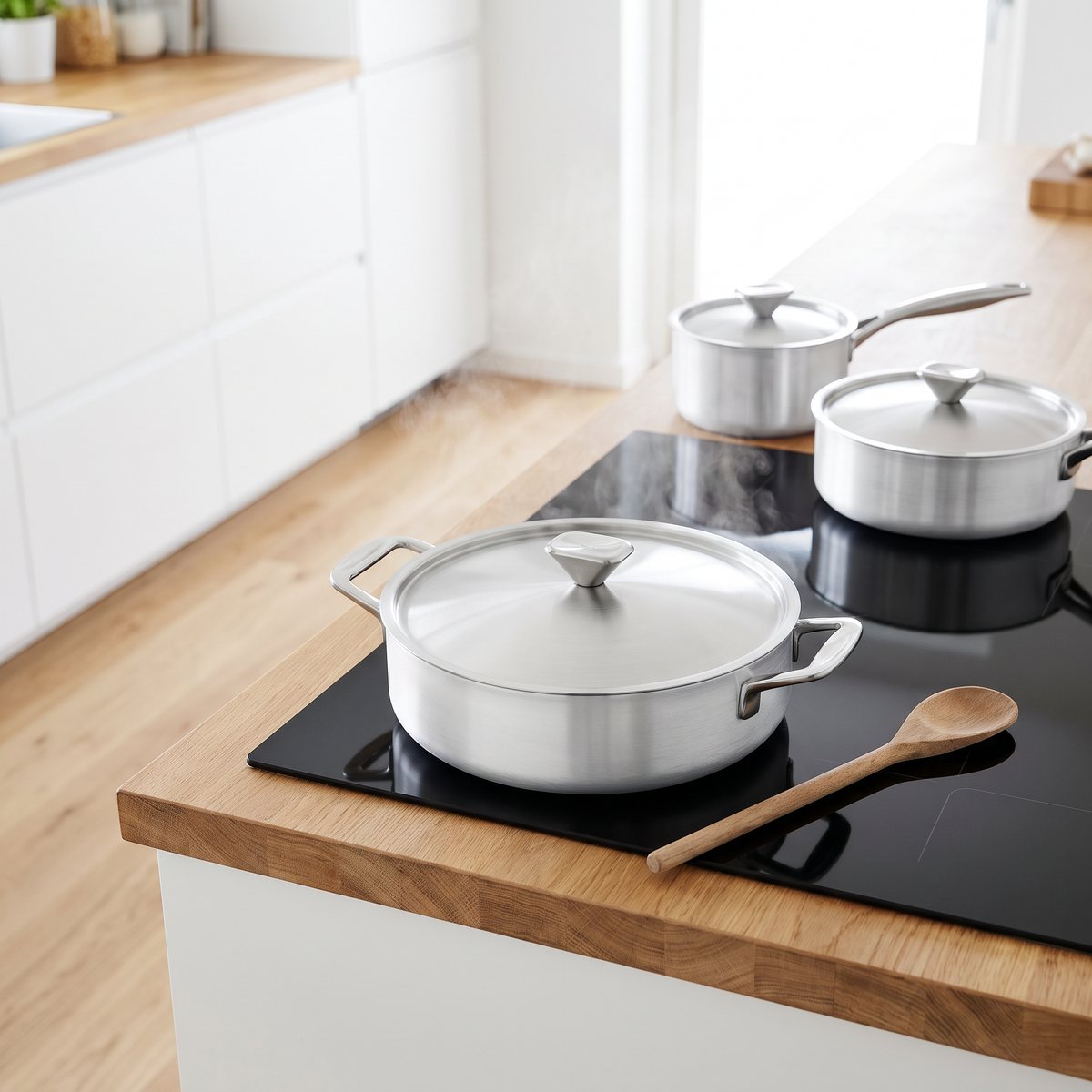 Scanpan Fusion 5 grytset med lock på en induktionshäll i ett ljust svenskt kök