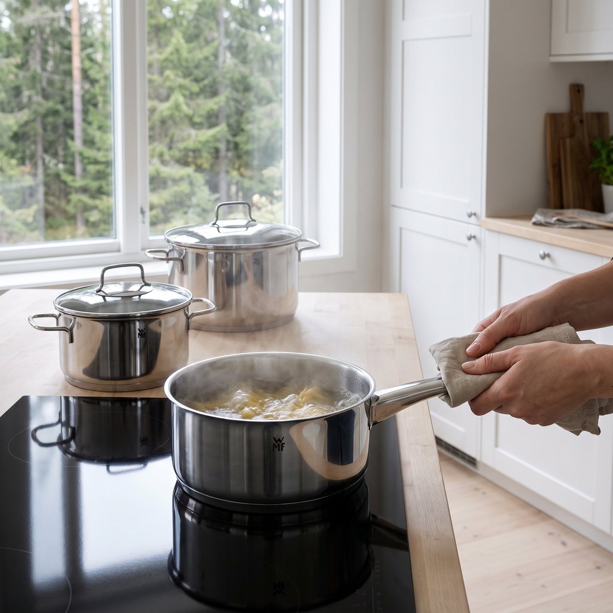 WMF Astoria kastrull på en induktionshäll i ett svenskt hemkök