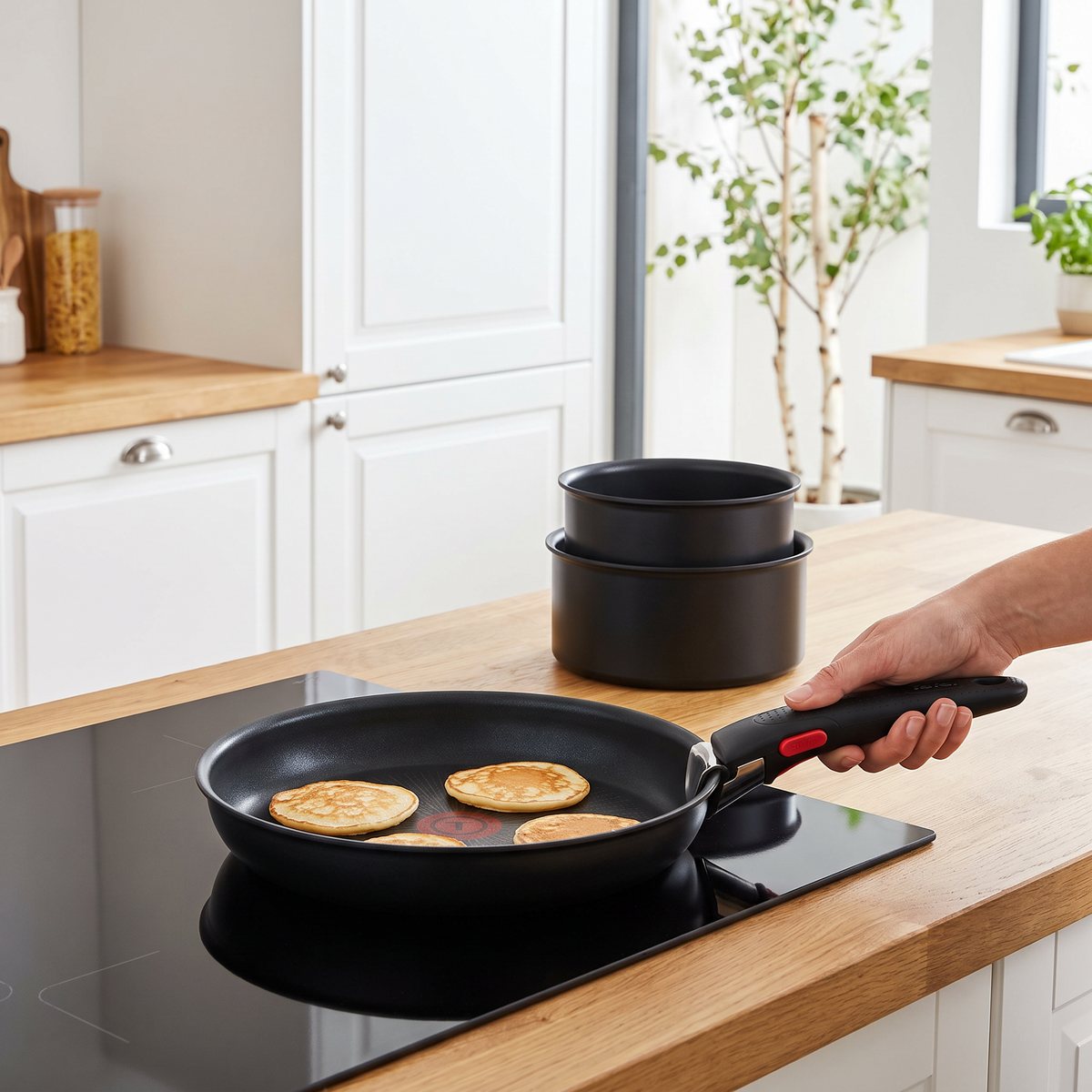 Tefal Ingenio stekpanna med löstagbart handtag och pannkakor på induktionshäll i ett svenskt kök