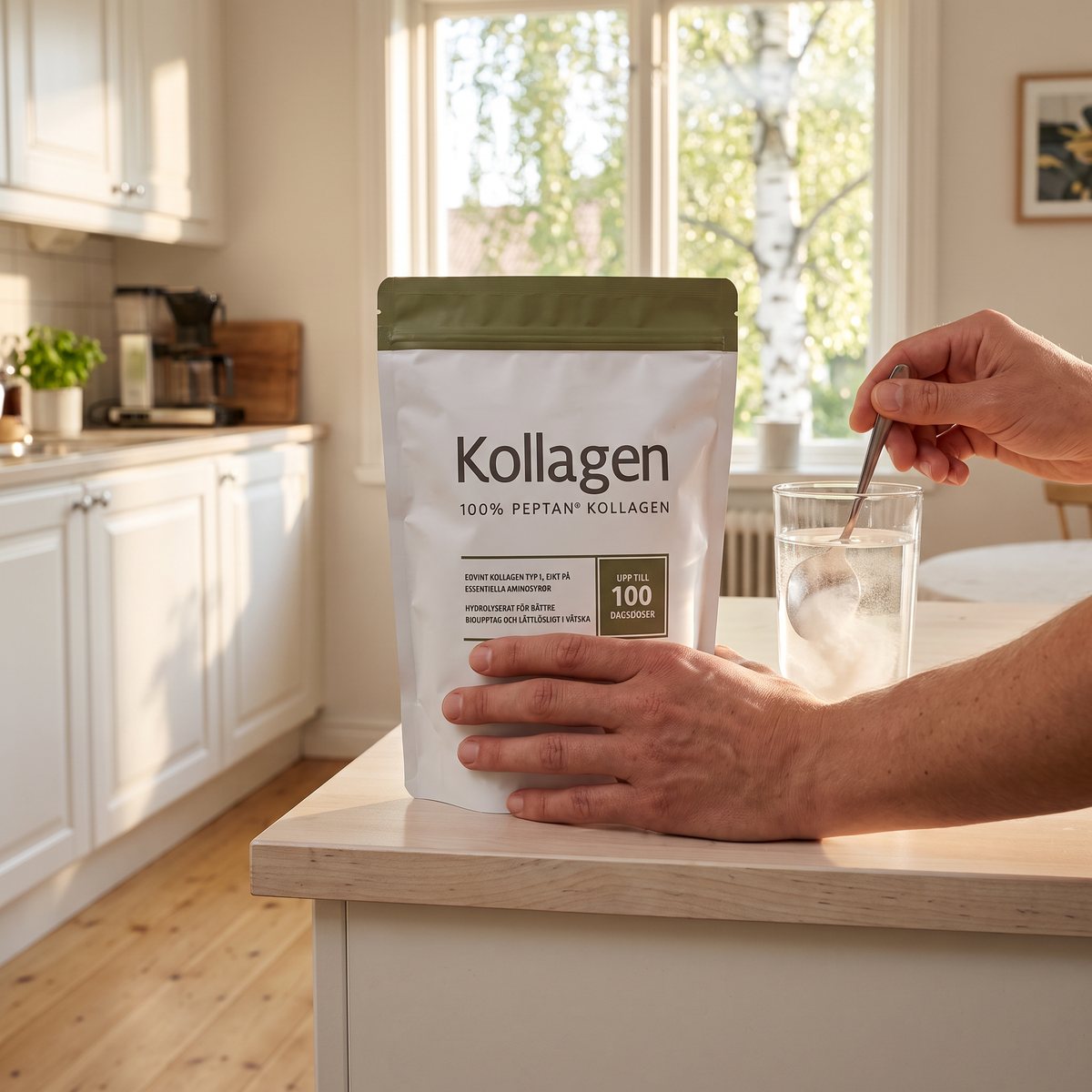 Elexir Pharma Kollagen i vit påse på en köksö i ett svenskt kök, med ett glas där pulvret rörs ut