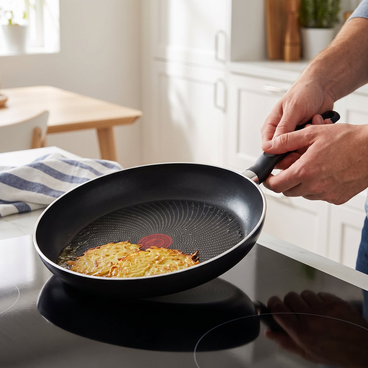 Tefal Start Easy-stekpanna med raggmunk på en induktionshäll i ett svenskt familjekök