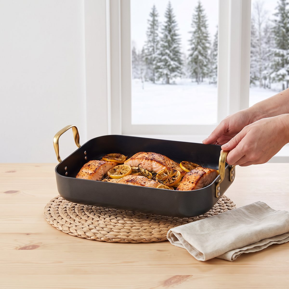 Holm Brasserie ugnspanna med ugnsbakad lax på ett matbord i ett svenskt hem