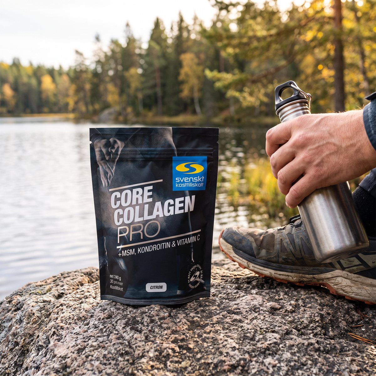 Core Collagen Pro-påse på en granitklippa vid en svensk skogssjö med vandrare och vattenflaska