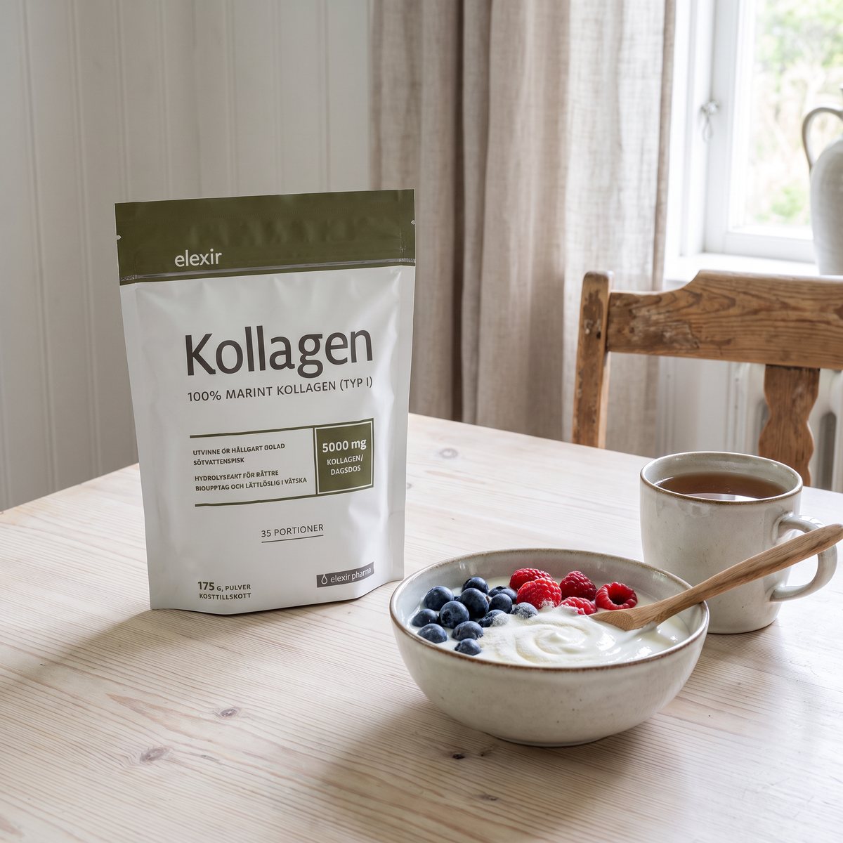 Elexir Pharma Kollagen Marint-påse på ett ljust träbord med yoghurtskål och tekopp i en svensk matsal