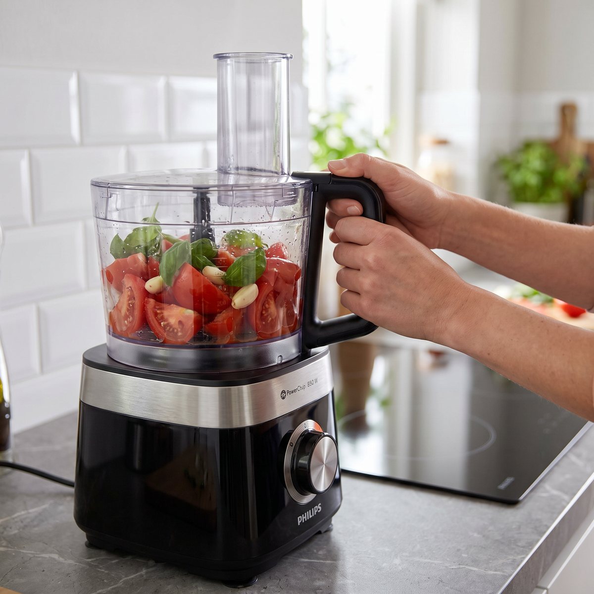 Philips Viva Collection HR7530 matberedare vid en induktionshäll med hackade tomater och basilika