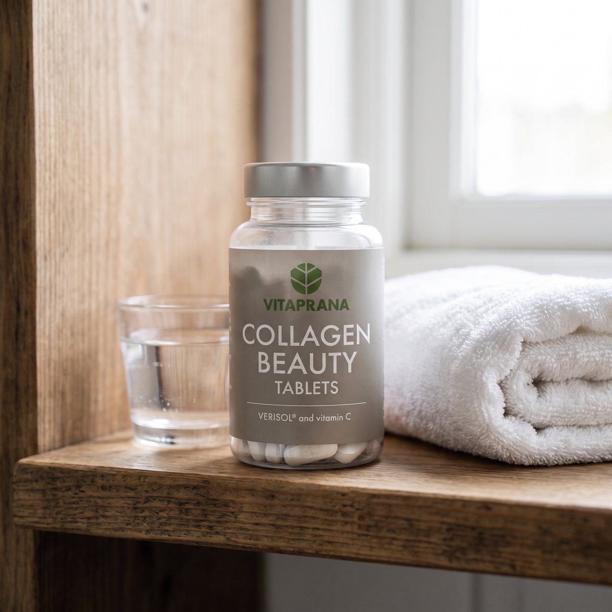 Vitaprana Kollagen Beauty på en badrumshylla i ett ljust svenskt badrum