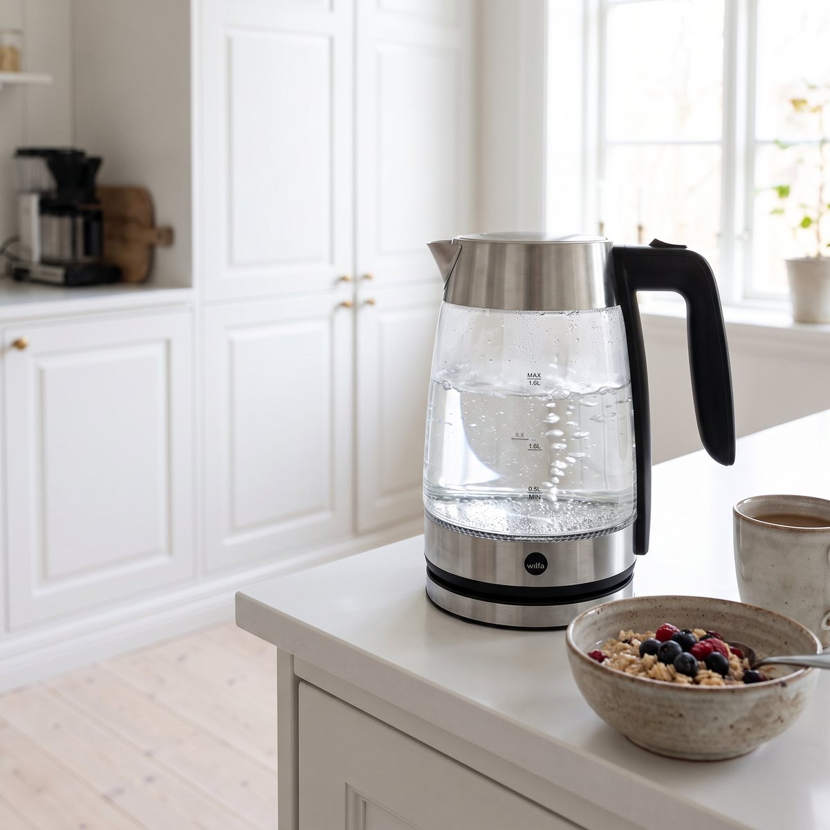 Wilfa Pure Boil vattenkokare i glas som börjar koka i ett ljust svenskt kök