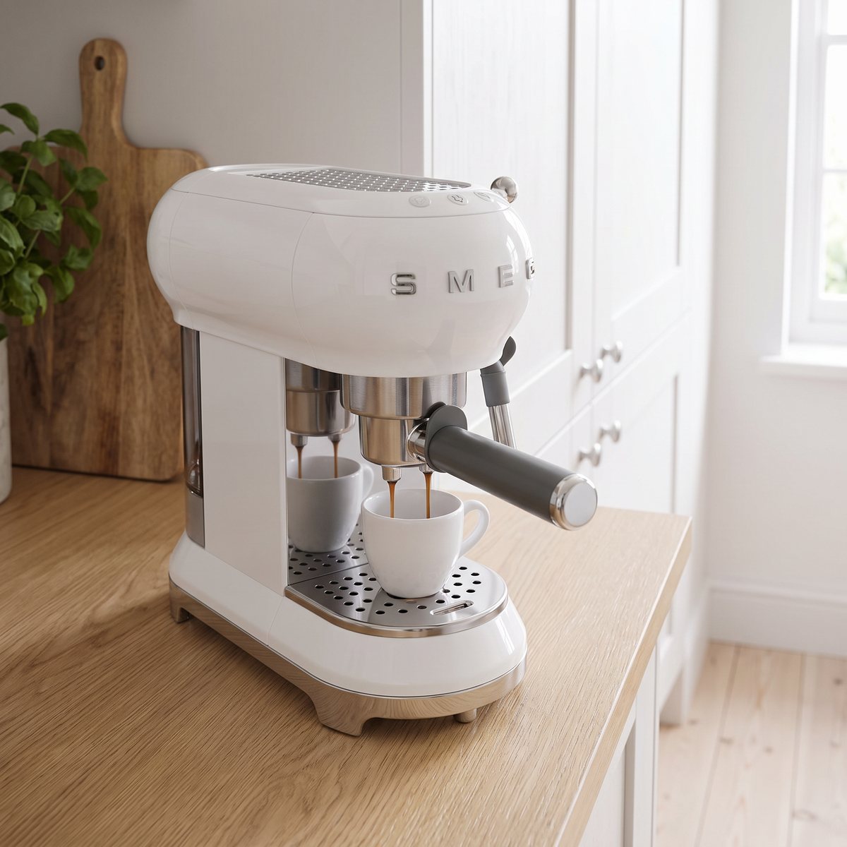 Vit Smeg ECF02 espressomaskin på en köksbänk i ett svenskt kök