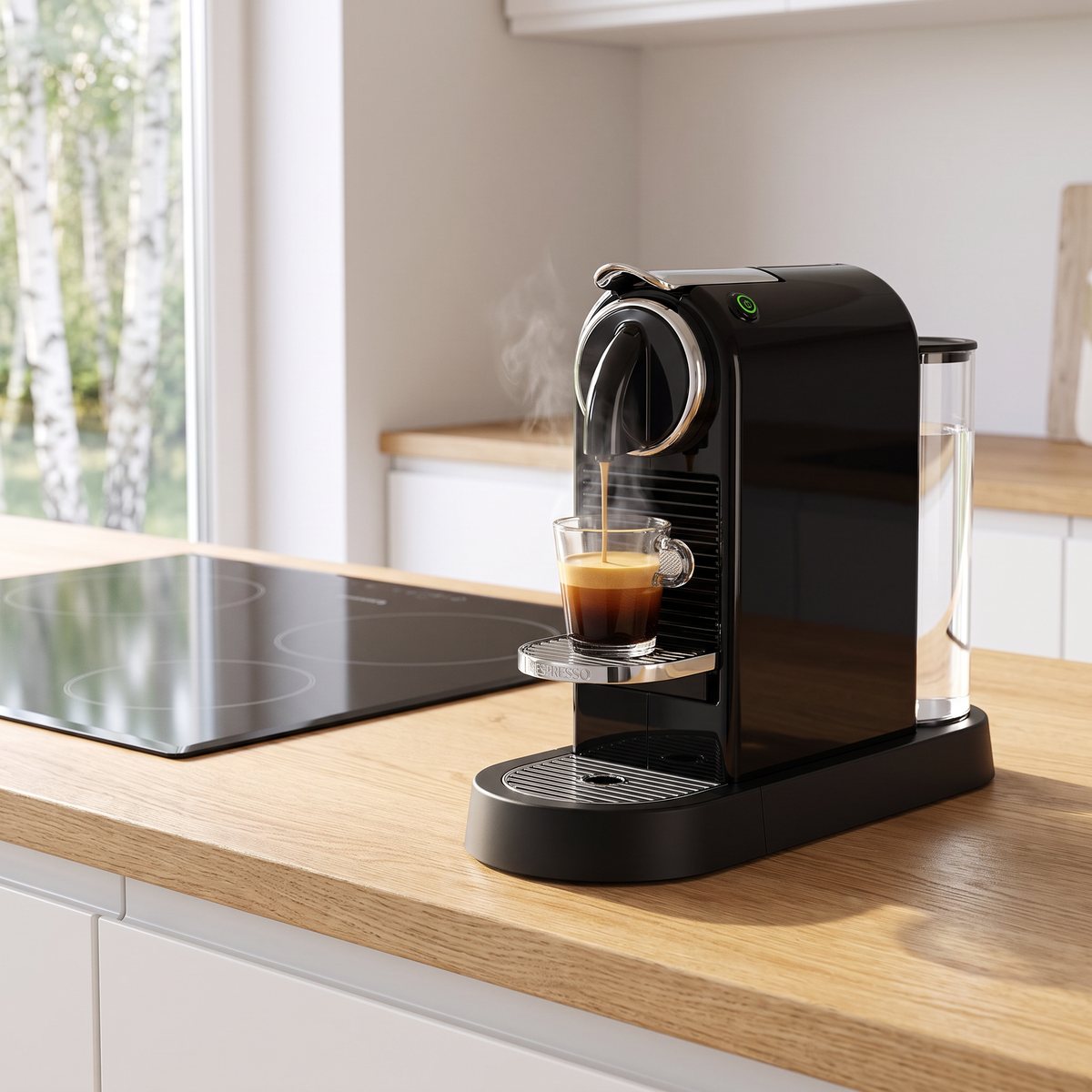 Svart Nespresso CitiZ kapselmaskin som brygger espresso i ett svenskt kök med ljus ekbänk och induktionshäll