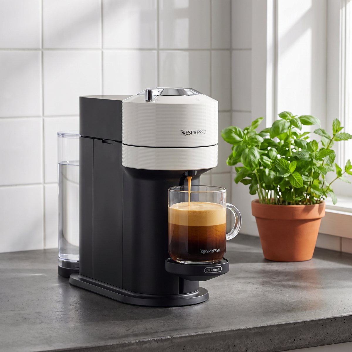 Vit Nespresso Vertuo Next som brygger en stor kopp kaffe på en betongbänk i en svensk lägenhet