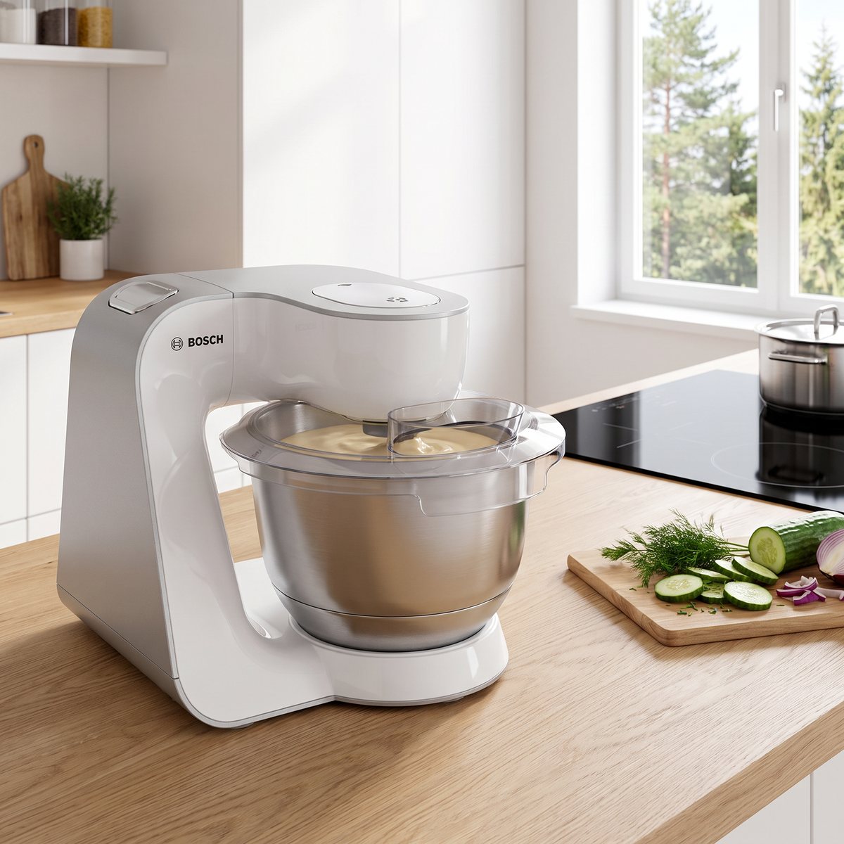 Bosch Serie 4 MUM58210 blandar pannkakssmet med genomskinligt lock i ett svenskt kök med tallar utanför fönstret