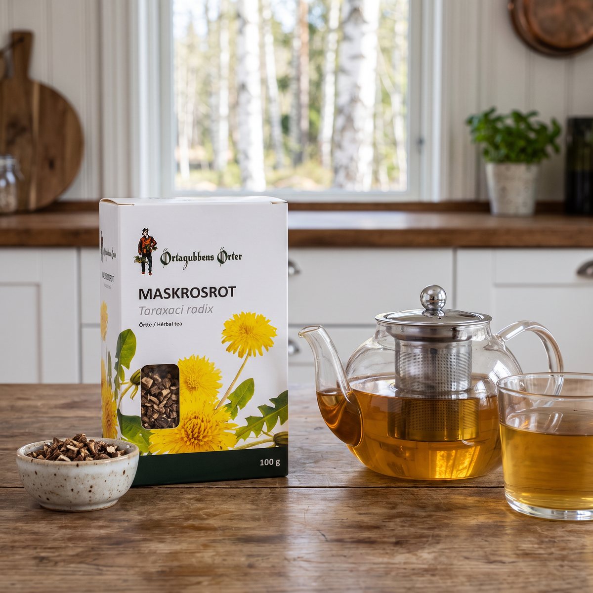 Örtagubbens Maskrosrot med tekanna och kopp på en köksbänk i ett svenskt kök