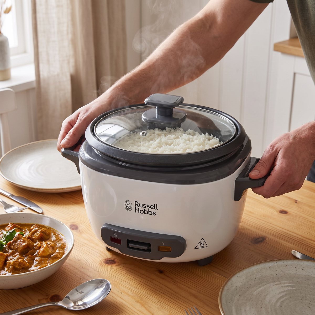 Russell Hobbs 27040-56 riskokare med glaslock på ett middagsbord i ett svenskt hem