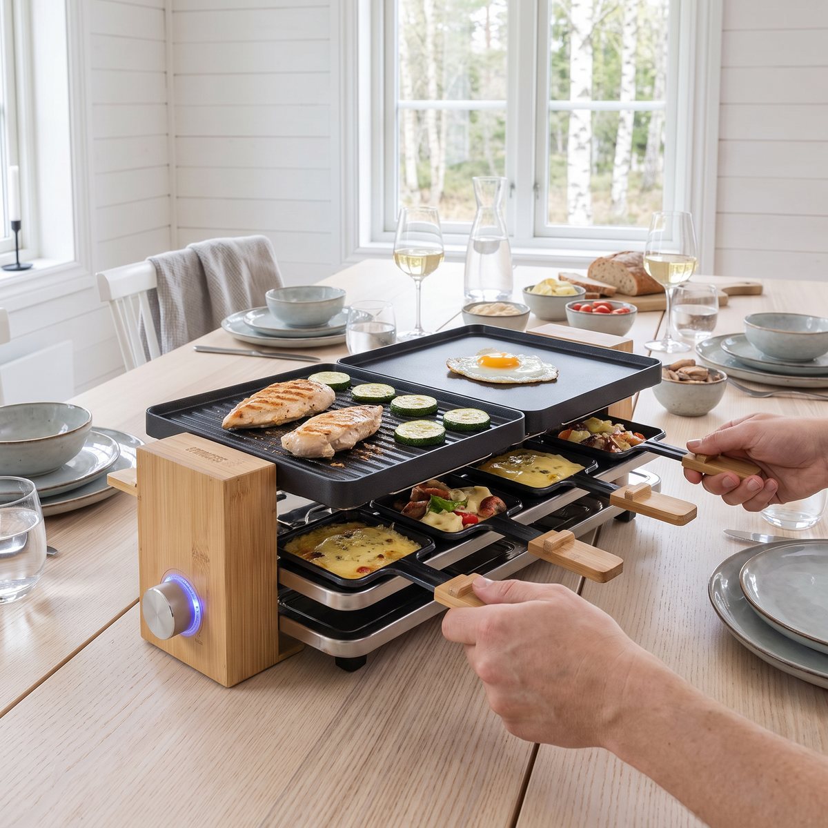 Princess Pure 8 med kyckling och ägg på plattan och ost i pannorna på ett dukat bord i ett ljust svenskt hem