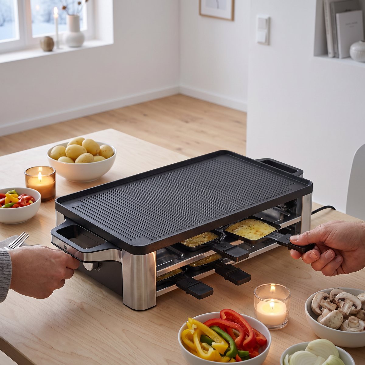 WMF Lono Raclette med smält ost i pannorna på ett dukat matbord i ett ljust svenskt hem