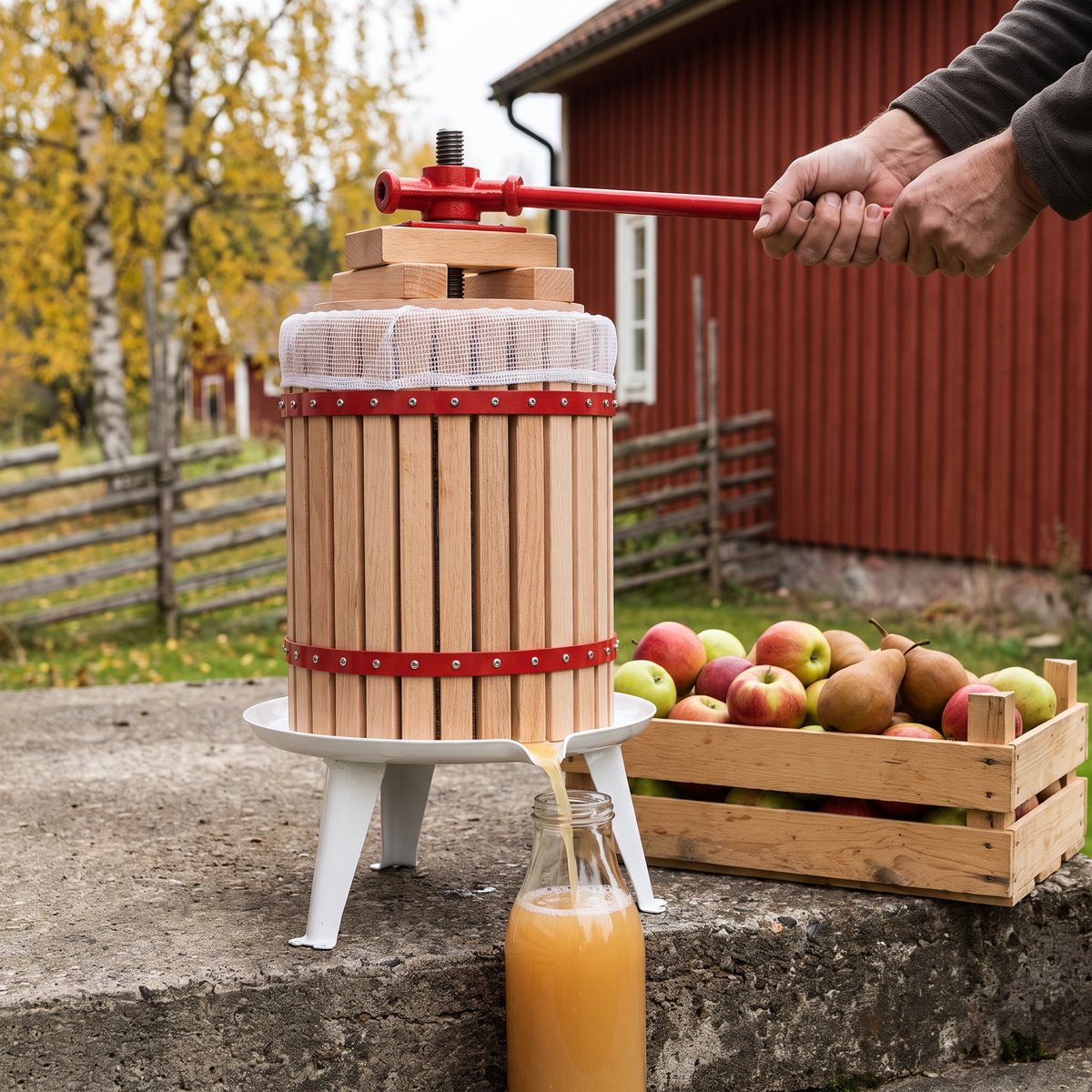 vidaXL frukt- och vinpress i trä med nät pressar äpplen och päron på en betongtrappa vid ett rött svenskt trähus