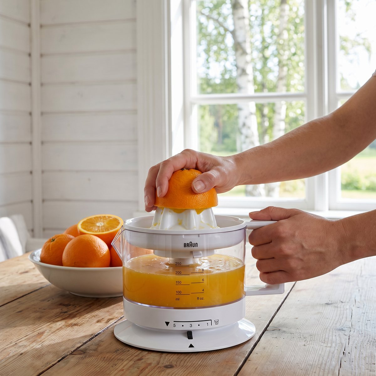 Vit Braun Tribute Collection CJ 3000 citruspress som pressar apelsin i en svensk sommarstuga