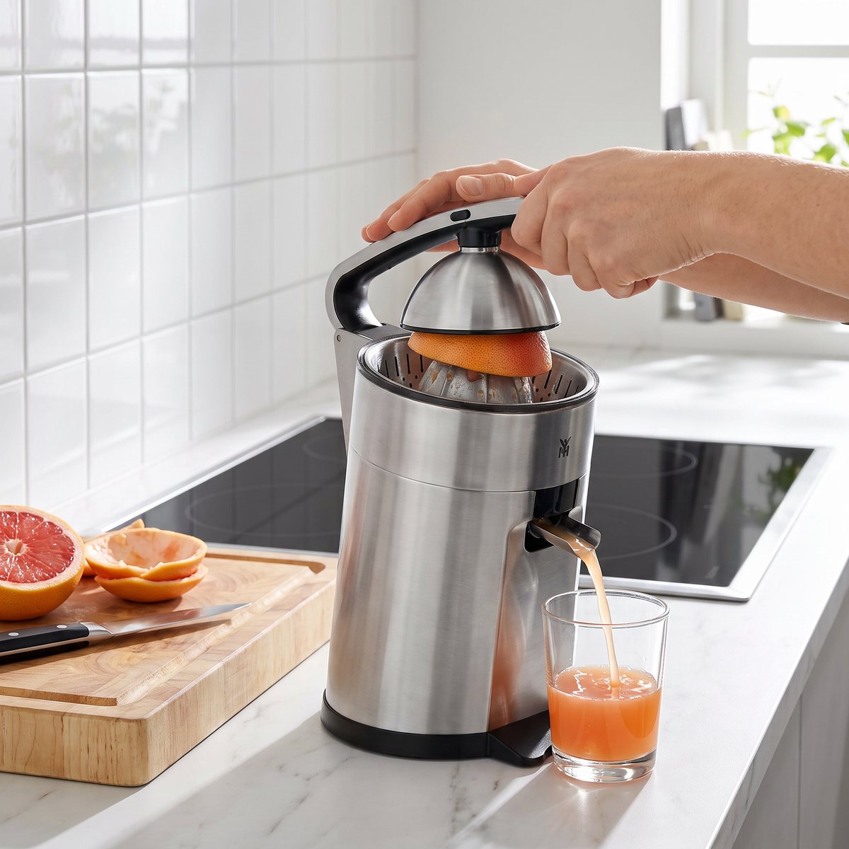 WMF Profi Plus citruspress som pressar grapefrukt på en bänk i ett svenskt kök