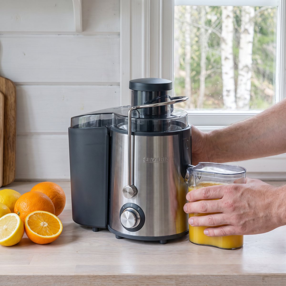 Severin ES 3566 Compact juicer i rostfritt stål i ett svenskt stugkök