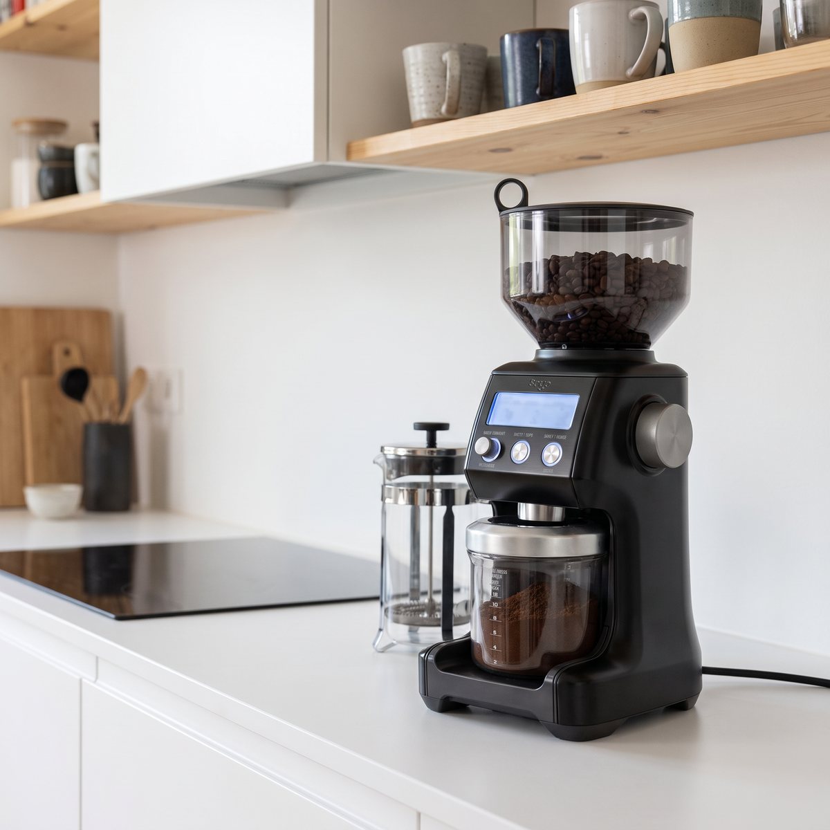 Sage The Smart Grinder Pro med bönbehållare och glasbehållare på en köksbänk i ett svenskt kök