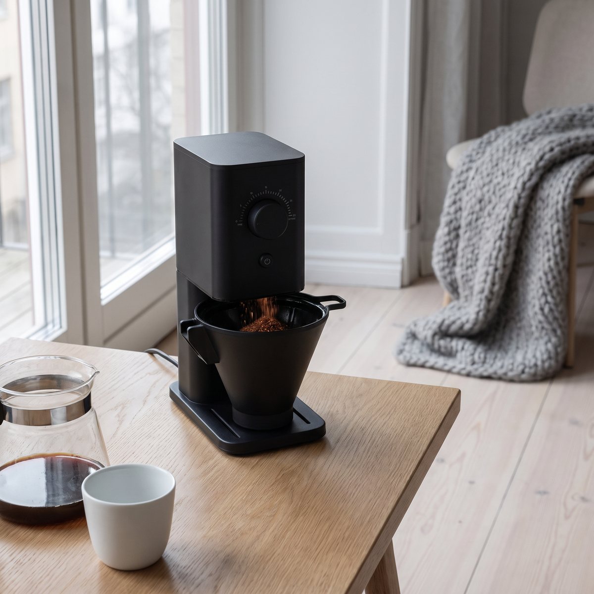 Svart kaffekvarn Wilfa Zense på ett frukostbord i en svensk lägenhet