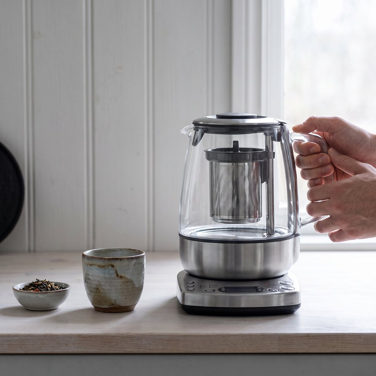 Sage The Tea Maker på en träbänk i ett skandinaviskt hem med keramikkopp