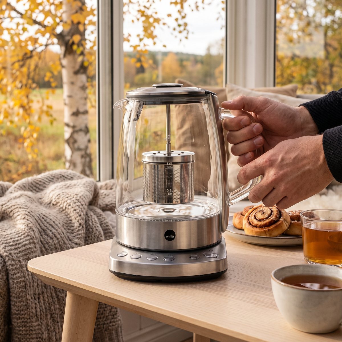 Wilfa TM-1500 S på ett björkbord i en svensk glasveranda på hösten