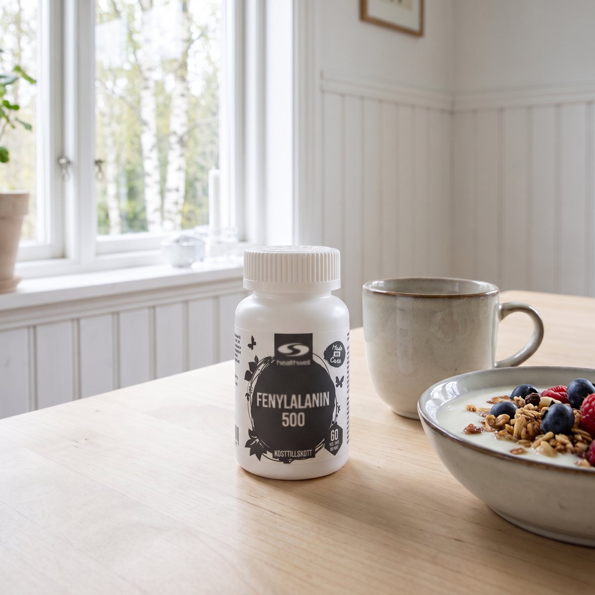 Healthwell Fenylalanin 500 på ett frukostbord av björk i ett svenskt hem