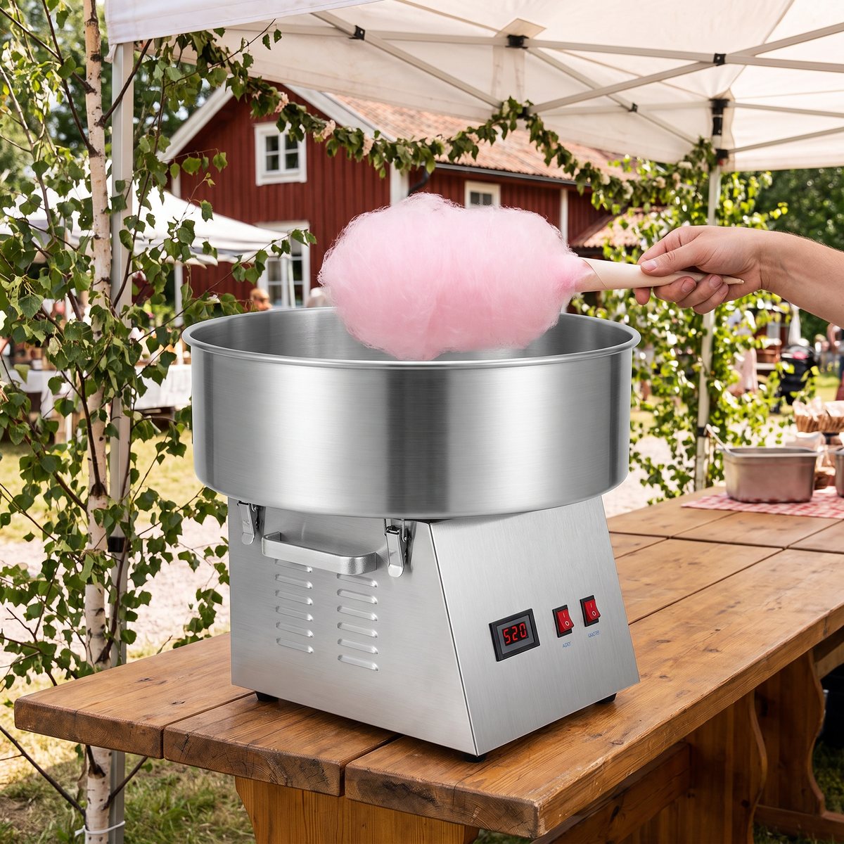 Sockervaddsmaskin i rostfritt stål på ett bord vid en svensk sommarmarknad