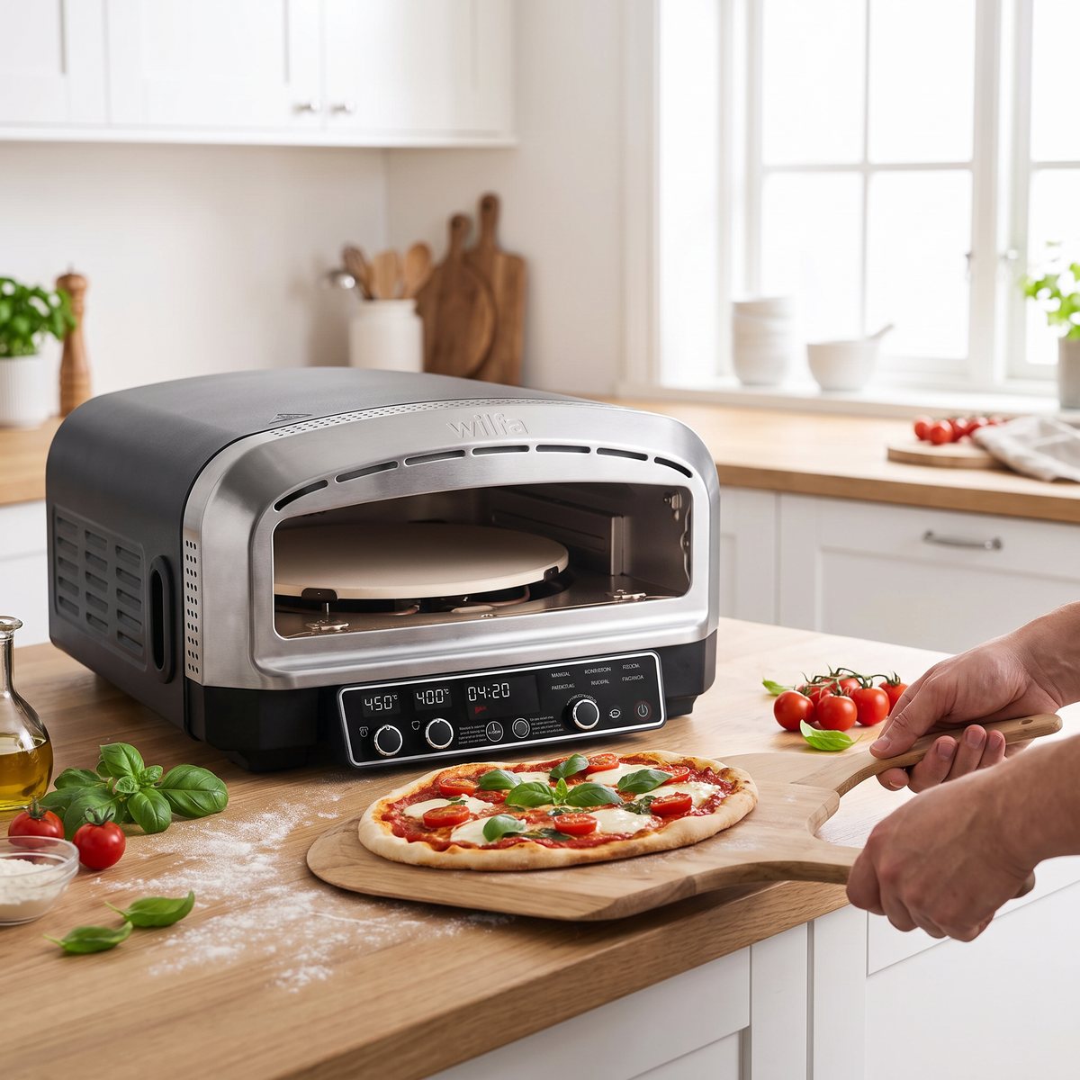 Elektriska pizzaugnen Wilfa Crust på en köksbänk i ett ljust svenskt kök med en nygräddad pizza